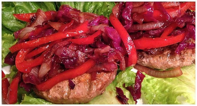 Truthahn-Burger auf Salat mit pikantem Relish